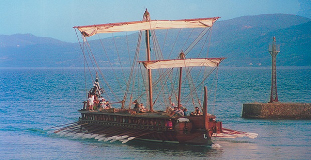 Αρχαία Τριήρης προσεγγίζει την Κόρινθο. Πιστό αντίγραφο Αθηναϊκού πλοίου σε σύγχρονη αναπαράσταση.